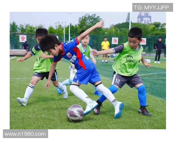 帅气足球明星的魅力瞬间展现他们在绿茵场上的风采与激情